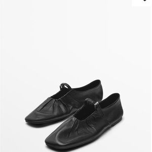 LEATHER BALLET FLATS WITH GATHERED DETAIL IN
BLACK